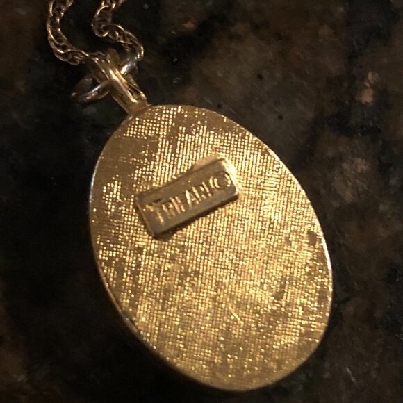 Vintage Trifari Crown Cameo Necklace - Picture 2 of 4